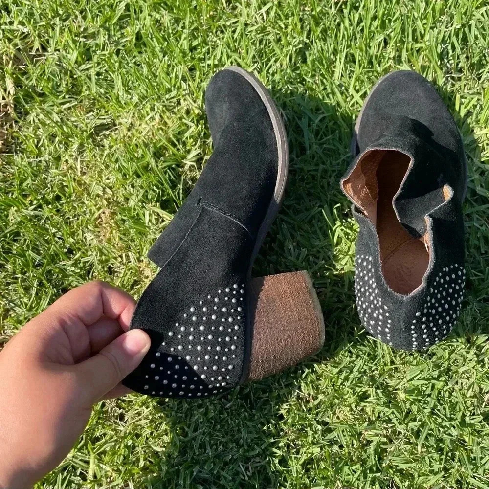 Naya Women’s Valerie Studded Suede Ankle
Booties Black / Silver Studs Size 7.5 - Picture 12 of 12